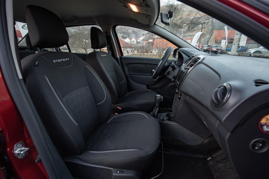 Интерьер Renault Logan Stepway City 2018 года  (CIS) (фото 9 из 32)